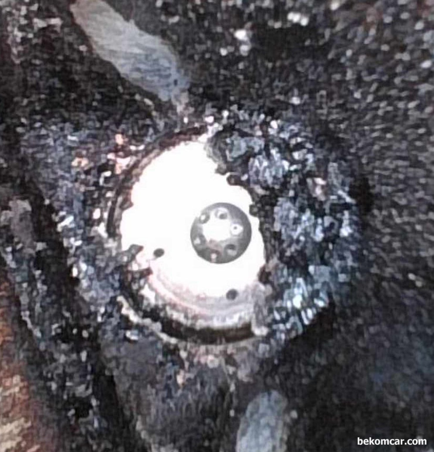 인젝터 막힘이나 분사량 과 엔진 출력 실화 부조 고장코드 등 진단 방법론, 직분사 엔진의 실제 인젝터 분사 노즐 부분으로 실린더 내부에 노출되어 있다. 카본이 점 점 좁혀오고 있으며, 인젝터 분사 노즐 6개가 아직은 막히지 않았다. 상당한 압력으로 연료를 분사 하기때문에 인젝터 노즐 구멍이 막히는 경우는 드물다. 하지만 카본이 쌓이명 공기 흐름믈 방해하여 불완전 연소의 원인이 되기도 한다.|贝科姆汽车 (bekomcar)