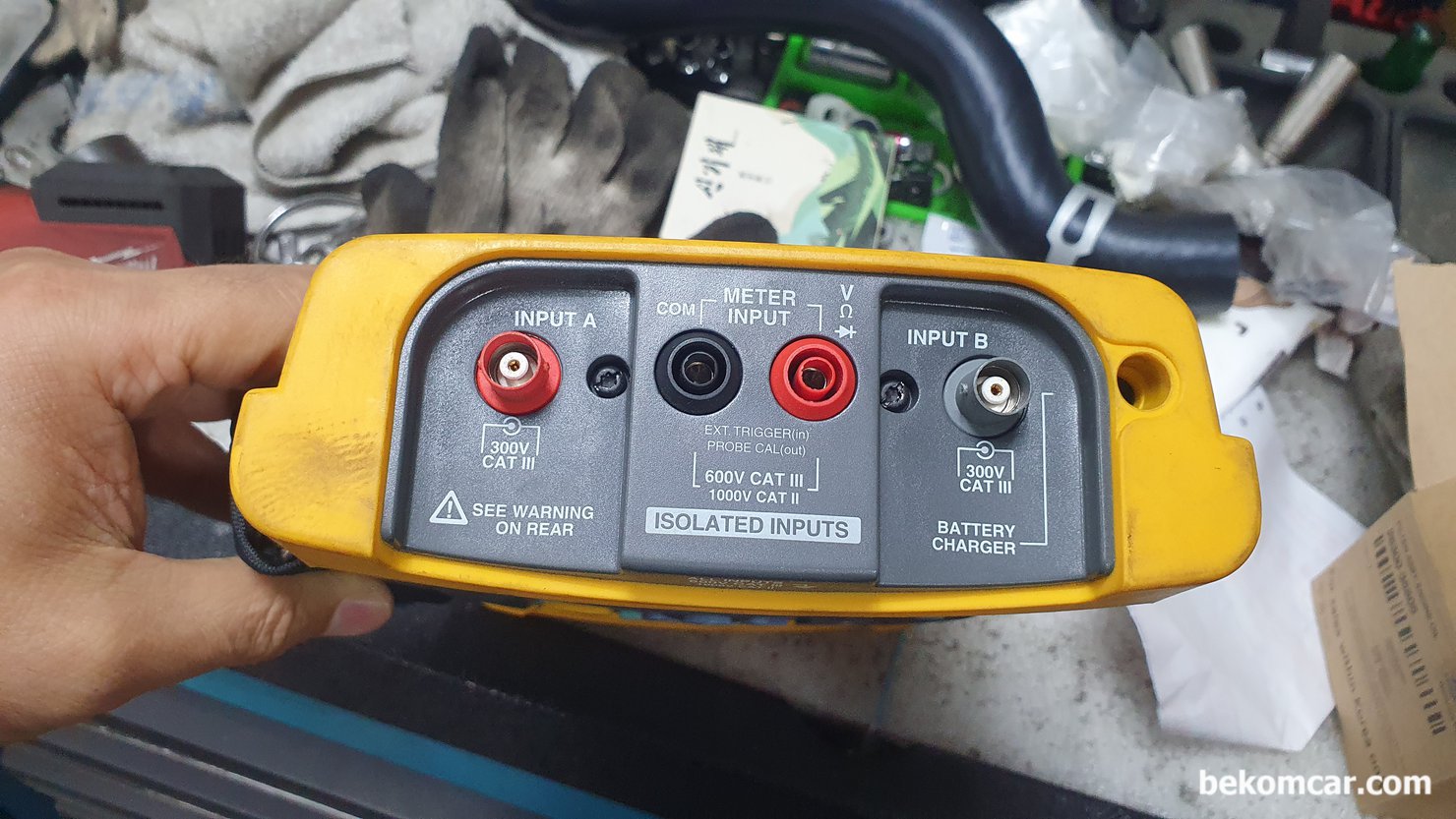 FLUKE 196C 스코프미터  와 ROTKEE TLMIX4 사용시 주의점, FLUKE 196C는 INPUT A & B가 독립적인 접지 구조이다. 따라서 INPUT A 혹 INPUT B 에 TL MIX 4 혹 TL MIX 6 사용시 BNC케이블 스플리터 를 사용해서 꼭 접지를 해준다.|ベコムカー (bekomcar)