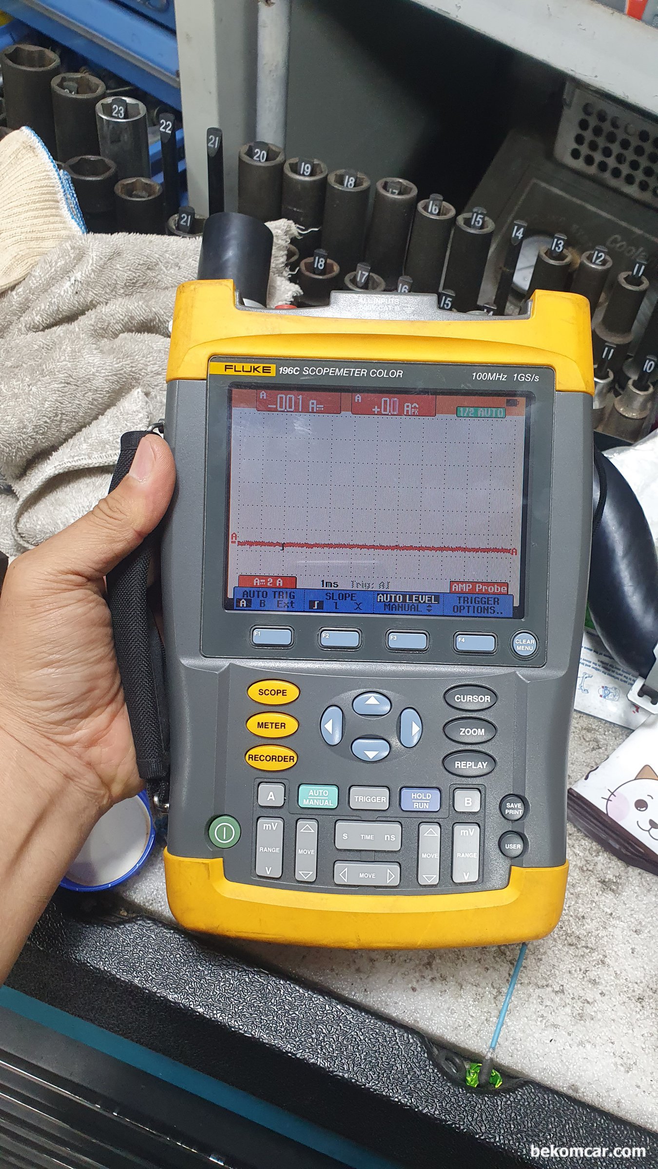 FLUKE 196C 스코프미터  와 ROTKEE TLMIX4 사용시 주의점, FLUKE 196C 스코프미터 COLOR 화면이다. 묵직하니 내구성이 좋을듯 하다. 멀티미터와 2채널 스코프 기능을 제공한다. 파형저장등 기능은 좀 불편하다. 상세한 분석보다는 얼른 얼른 파형 확인에는 좋은것 같다. 초보자는 사용하기에 시간이 좀 걸릴듯 하다. 바쁜 정비소 현장에서 세팅을 빨리 하면서 원하는 파형을 확보 하는것이 처음에는 생각만큼 쉽지 않다.|ベコムカー (bekomcar)