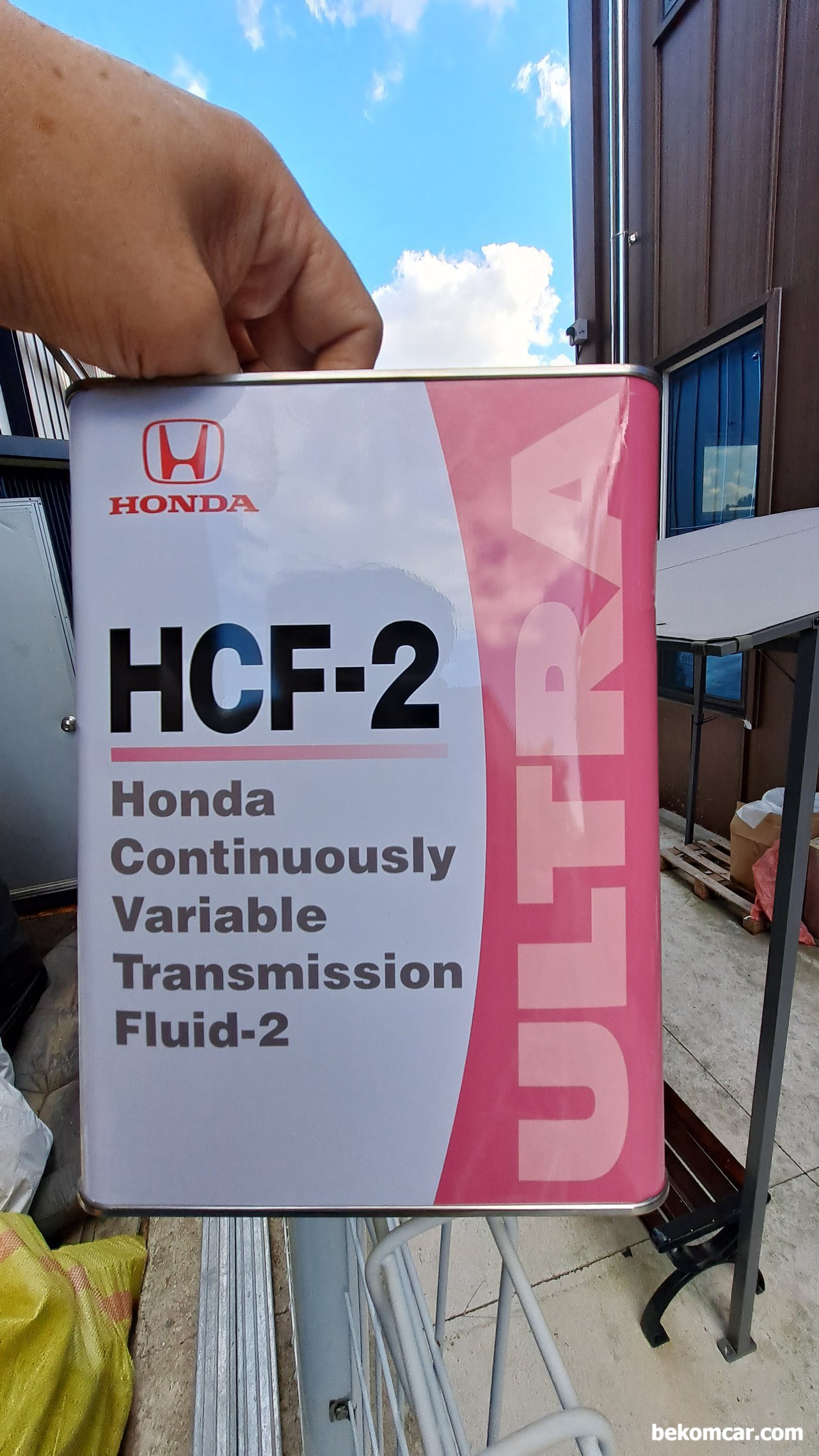 혼다 어코드 CVT미션 오일교환 시점과 레벨링은 어떻게 하나요? HCF-2 이외 다른것 사용해도 되나요?, 혼다 CVT 미션액 HCF-2 이다. 워낙이 가품 짝뚱이 많이 판매되고 있으니 주의한다. 특히 동호회 와 인터넷에서 구매한 HCF-2는 매우 주의한다. 믿거나 말거나 대부분 짝뚱 가품이다. ATF-DW1이나 ATF-Z1 등 포함 다른 종류의 혼다 미션오일도 마찬가지이다. 꼭 믿을만한 곳에서 구매한다. 베콤카에서 HCF-2 순정으로 미션오일 교환하는 중에 기록으로 남긴 정품사진이다.|베콤카 차량정밀진단