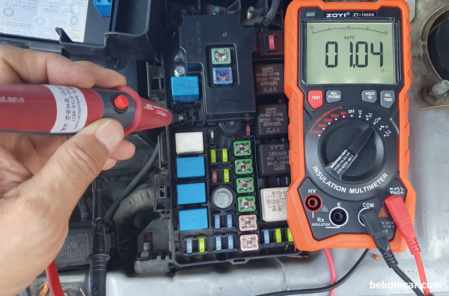휴즈박스 릴레이에서 연료펌프 부하전압측정, NF쏘나타 2.0G DOHC, 87번 터미널 저항도 측정해본다. 약 1.04Ohm 정도이다. 저항이 사실상 거의 없는 상태이다. 전류는 측정하지 않았지만 실제 연료펌프 작동시 전류는 충분히 흐를것으로 판단된다.|bekomcar.com