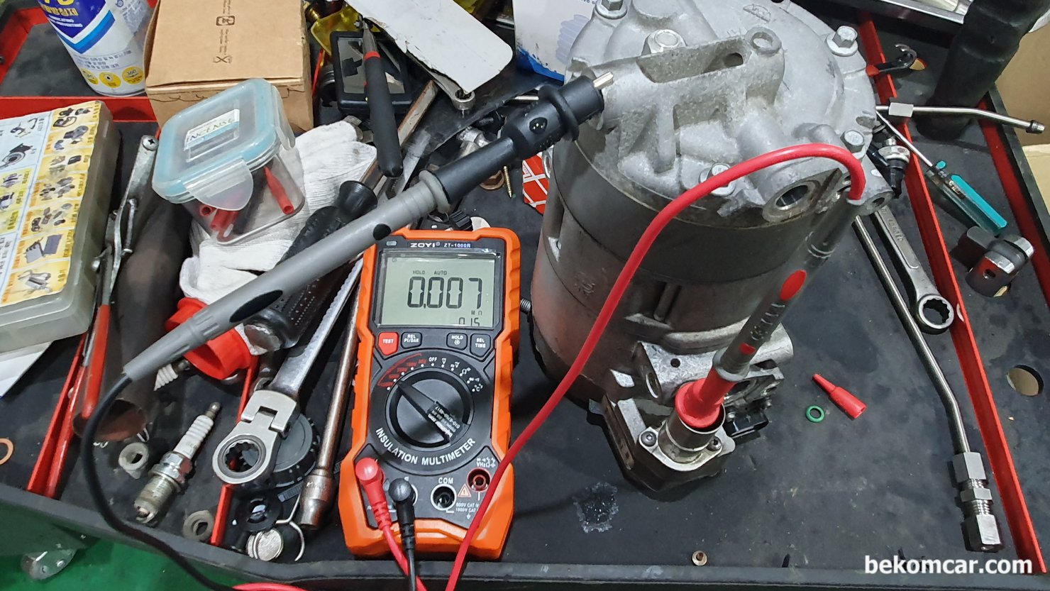 전기차 & 하이브리드 단품 고전압 절연저항 DAR 측정 사례, BMW X5 F15 N20 40E, BMW X5 F15 N20 40E 고전압 절연저항 파괴 원인인  고장나서 탈거한 AC컴프레서 이다. 엔진룸 말고 단품으로 탈거후 재 확인한다. 고전압 절연저항이 0.007M옴 정도이다. 고전압 절연이 완전히 파괴된 상태이다.|bekomcar.com