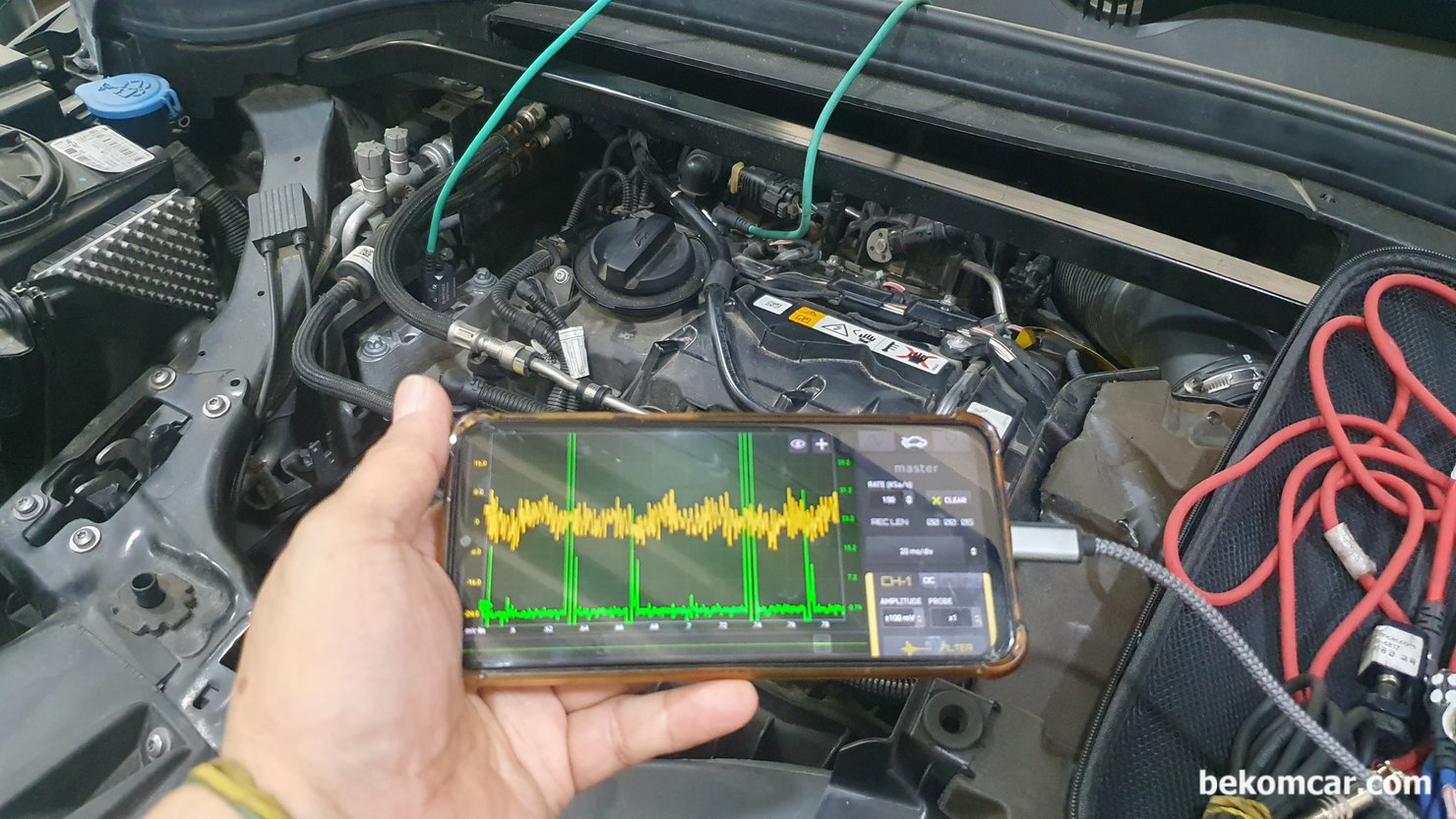 실화 부조 하체등 NVH 진단용 센서검증, 2019년 BMW 미니 3기통 차량, 실화 부조등 엔진 및 하체등 NVH 진단용 센서검증 과정중, 2019년 BMW 미니 3기통 차량으로 엔진마운트에 진동센서를 장착하고 #1번 실린더에 장착후에 진동을 파형으로 측정하고 있다. 3기통 점화 싸이클별 큰 특이점은 발견되지 않고 비슷하게 파형이 측정되고 있다.|bekomcar.com