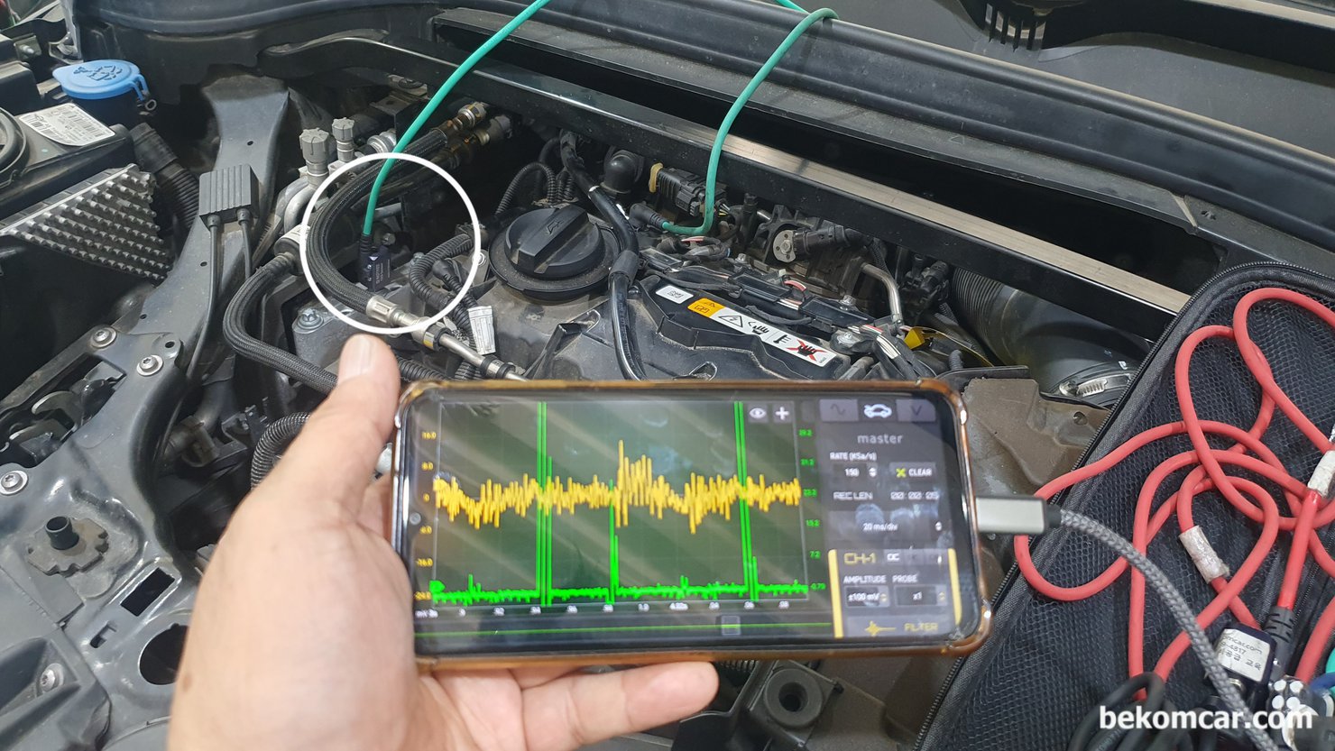 실화 부조 하체등 NVH 진단용 센서검증, 2019년 BMW 미니 3기통 차량, 이번에는 인젝터 하나를 진단기 기능을 이용하여 중지시켰다. 바로 해당 실린더의 진동센서 파형에 차이가 있고, 다른 2개의 실린더와 비교하여 진동 폭이 더 크게 측정되고 있다. 진동센서는 엔진마운트 고정 볼트에 장착된 상태이다. 상당히 인상적이다. 물론 앞으로도 여러차량 여러상황에서 많은 검증을 하여 신뢰도가 확보되면 실제 현장 차량진단에 적용할 것이다.|bekomcar.com