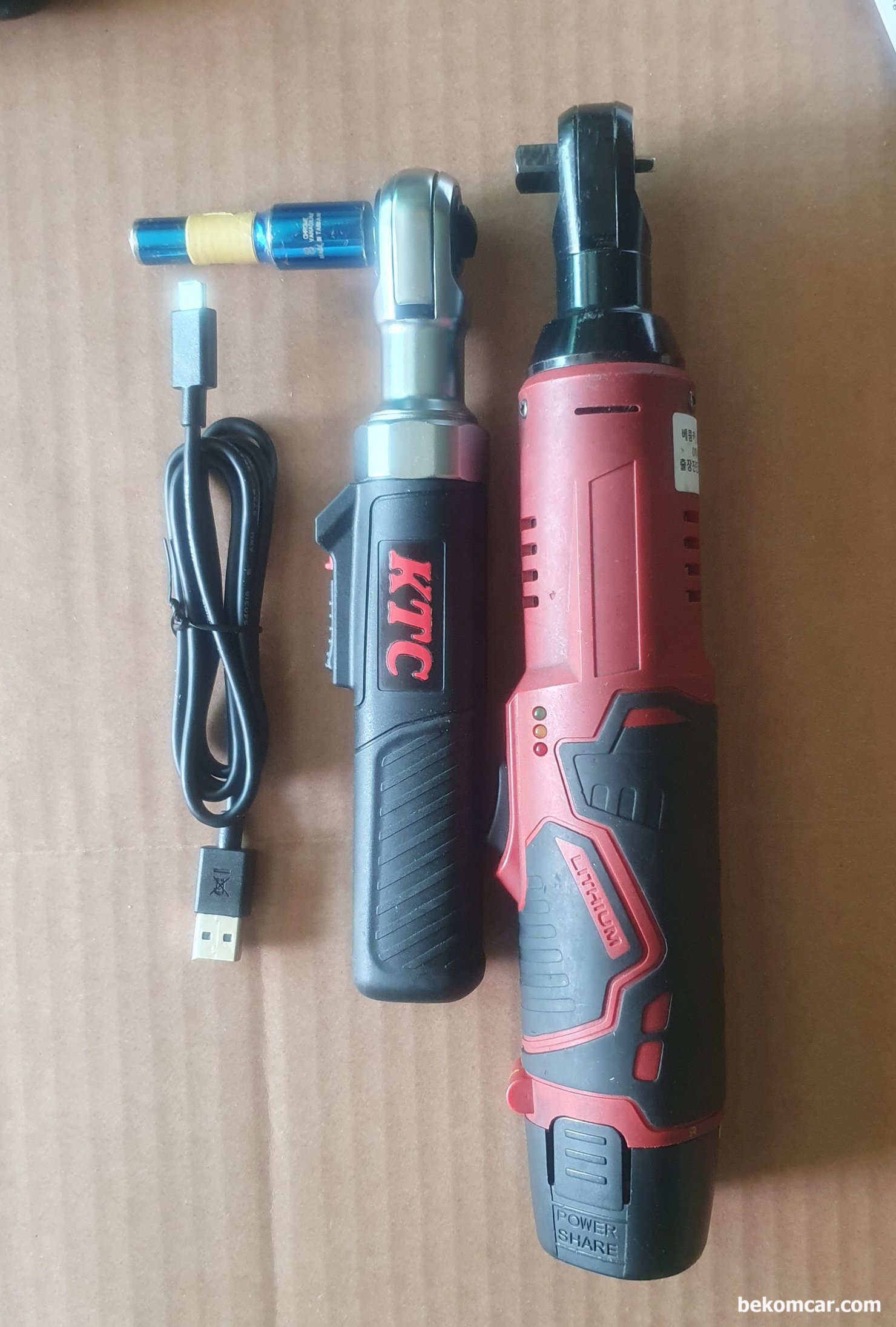 휴대성과 좁은공간에 최적 KTC USB 전동 및 수공구 라쳇 3/8" JTRE330, 일반적인 전동공구와 크기를 비교해본다. 상당한 차이가 있고 무게나 휴대성 및 충전등 상당한 차이가 있다. 하지만 전동토크가 3Nm 이니 참고하고, 오일팬, 헤드커버가스켓 등 작업시 걱정없이 사용이 가능하다. 마지막에 토크렌치로 마무리 하면 된다.|بيكومكار  (bekomcar)