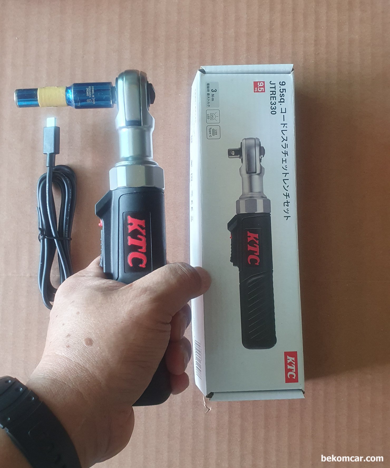 휴대성과 좁은공간에 최적 KTC USB 전동 및 수공구 라쳇 3/8" JTRE330, KTC JTRE330 3/8" 3Nm(전동) & 200Nm(수동) 토크를 제공하고 USB Type-C 전원을 사용한다. 좁은공간 및 휴대성에 최적이다. 제품정보:  https://ktc.jp/catalog/index-category/category-list/jtre330 https://ktc.jp/files/pr/download/flyer/76-06.pdf|بيكومكار  (bekomcar)
