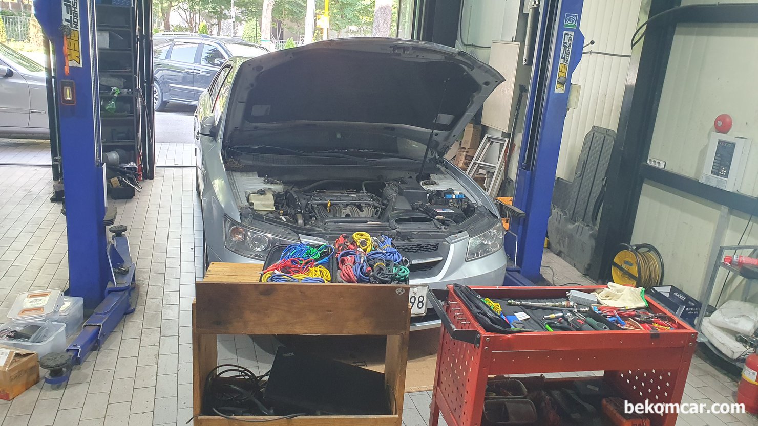 부천 정비소, 엔진진단 워크샵 기록중 점화파형 과 인젝터상태, 오늘은 베콤카 워크샵의 날, 장소는 부천의 한 수입차 전문 정비소이다. 엔진진단 워크샵 으로, 실린더 압축압력측정 및 분석, 연료펌프 파형측정 및 분석, 피스톤 링 누설 측정 및 분석등 다양한 워크샵을 진행했다. 워크샵에 참석한 정비인은 베콤카에서 정비사세트B+ 를 구입한 고객이다..|بيكومكار  (bekomcar)