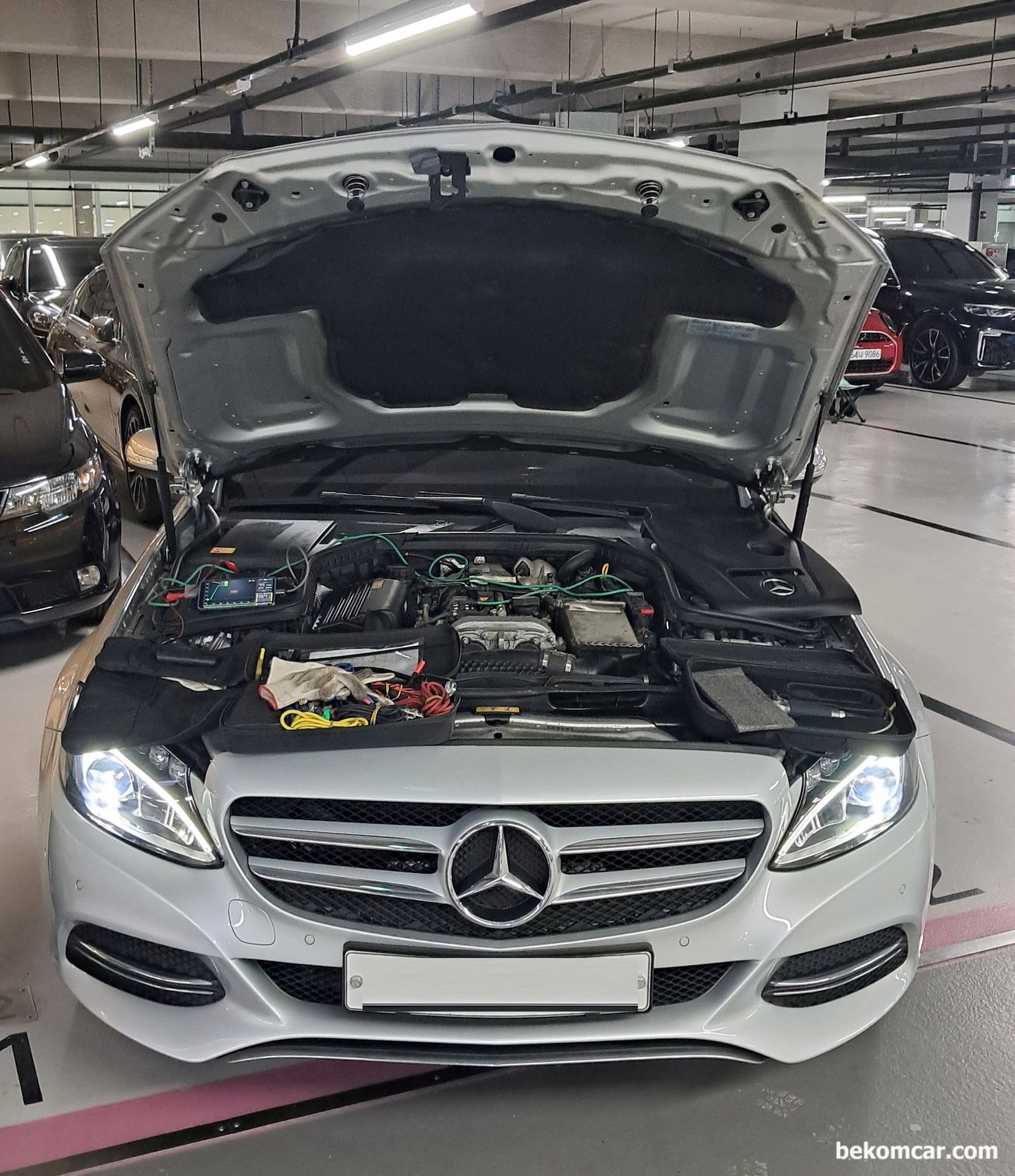 벤츠 W205 C200 M274 E20 2.0L Turbo GDI 증고차 구매전 점검기록, 벤츠 W205 C200 M274 E20 2.0L Turbo GDI 증고차 구매전 점검기록. 내장, 외장, 엔진룸, 하체, 주행시험 등 특이사항 없다. 다만 고장코드 U042708 과 B1A4C11, P026E71등이 스캔되었다.|بيكومكار  (bekomcar)