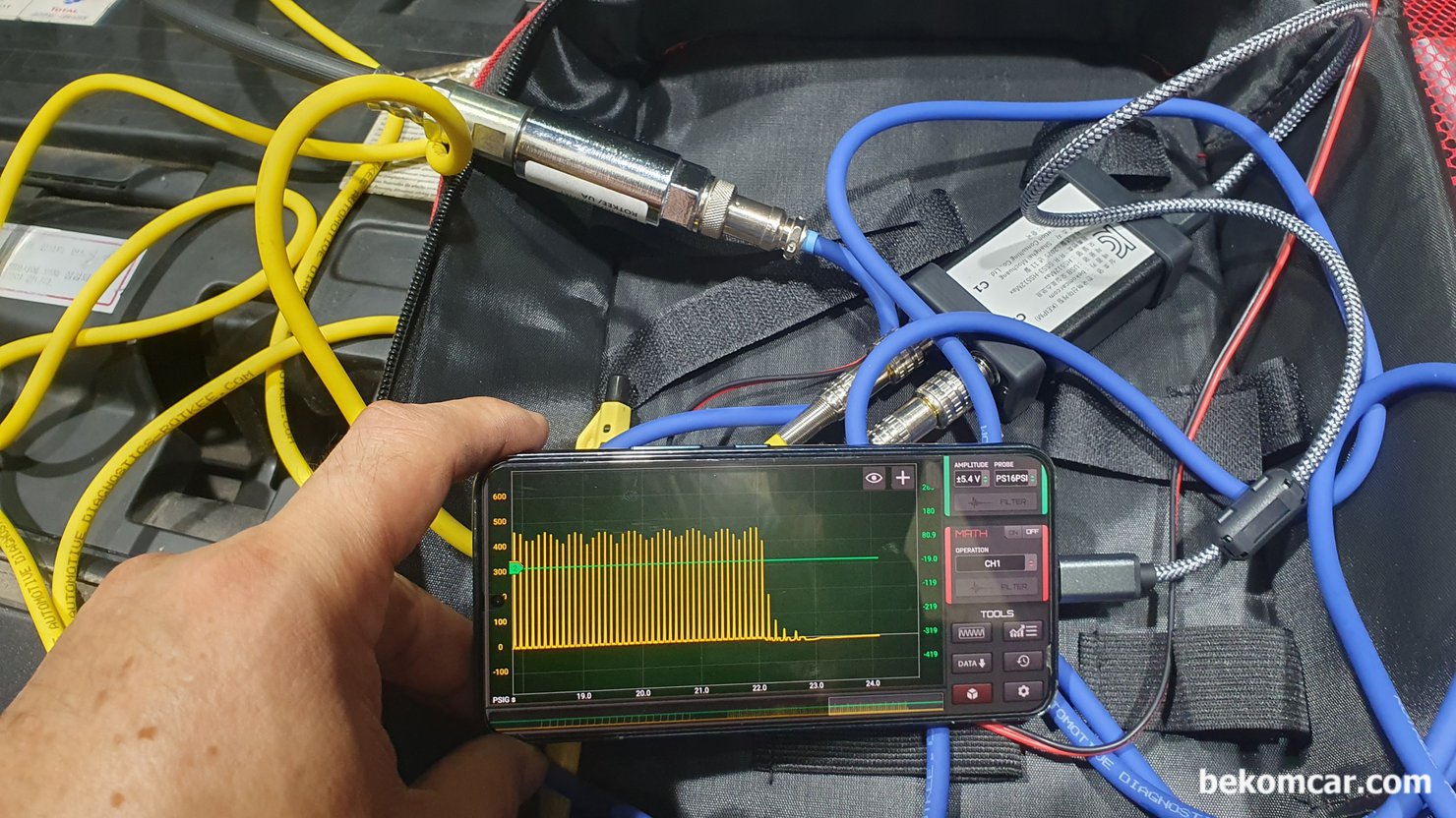 푸조 2019 508 2.0BlueHDI, 정비사 워크샵 부조 실화진단 과정, 심한 부조나 실화등에는 필수적으로 압축압력을 확인한다. 베콤카에서 공급하는 PS16 과 PS100 실린더압축압력센서를 이용하여 실린더압축압력 과 피스톤링 누설등을 동시에 측정하여 데이터를 분석하는 과정이다. 배터리 힘이 약하면 압축압력측정 데이터에 변수가 생기니 꼭 배터리 메인테이너 연결후에 파형측적을 하도록 한다.|ベコムカー (bekomcar)