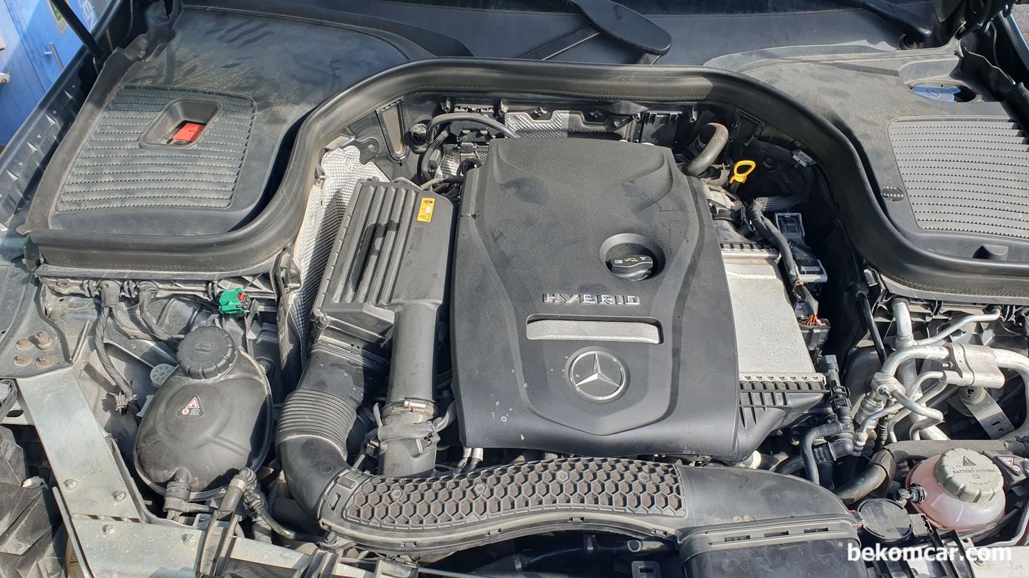 벤츠 2019, GLC350 e 4MATIC Hybrid 차량, 시동불량 및 에어콘 고장 진단 정비 과정, MERCEDES 2019, GLC350 e 4MATIC Hybrid 차량 의 엔진룸 조수석 쪽에 고전압 안전장치 (Interlock) 이 있다. 가장 먼저 Interlock을 해제하고 약 10분정도 기다린 다음에 다음 작업을 한다. 엔진은 M274로 벤츠에서 집중적으로 밀고 있는 엔진중 하나이다.|贝科姆汽车 (bekomcar)