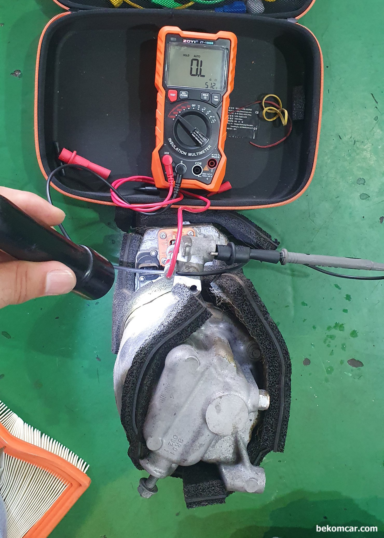 테슬라 전기차 AC컴프레서 절연저항 측정기록, 정상 및 비 정상 절연저항, 테슬라 전기차 AC컴프레서 절연저항 측정기록이다. 커넥터 전원공급 터미널 2개중 하나에서 512V 흐를때에 G옴 단위에서 O.L 이 측정 된다. 사용중인 ZT-1000R 절연 저항 테스터기 가 지원하는 저항은 20G옴이다. 따라서 20G옴이 넘게 측정 되었다는 것으로, 완벽에 가까운 절연 저항 값이다.|贝科姆汽车 (bekomcar)