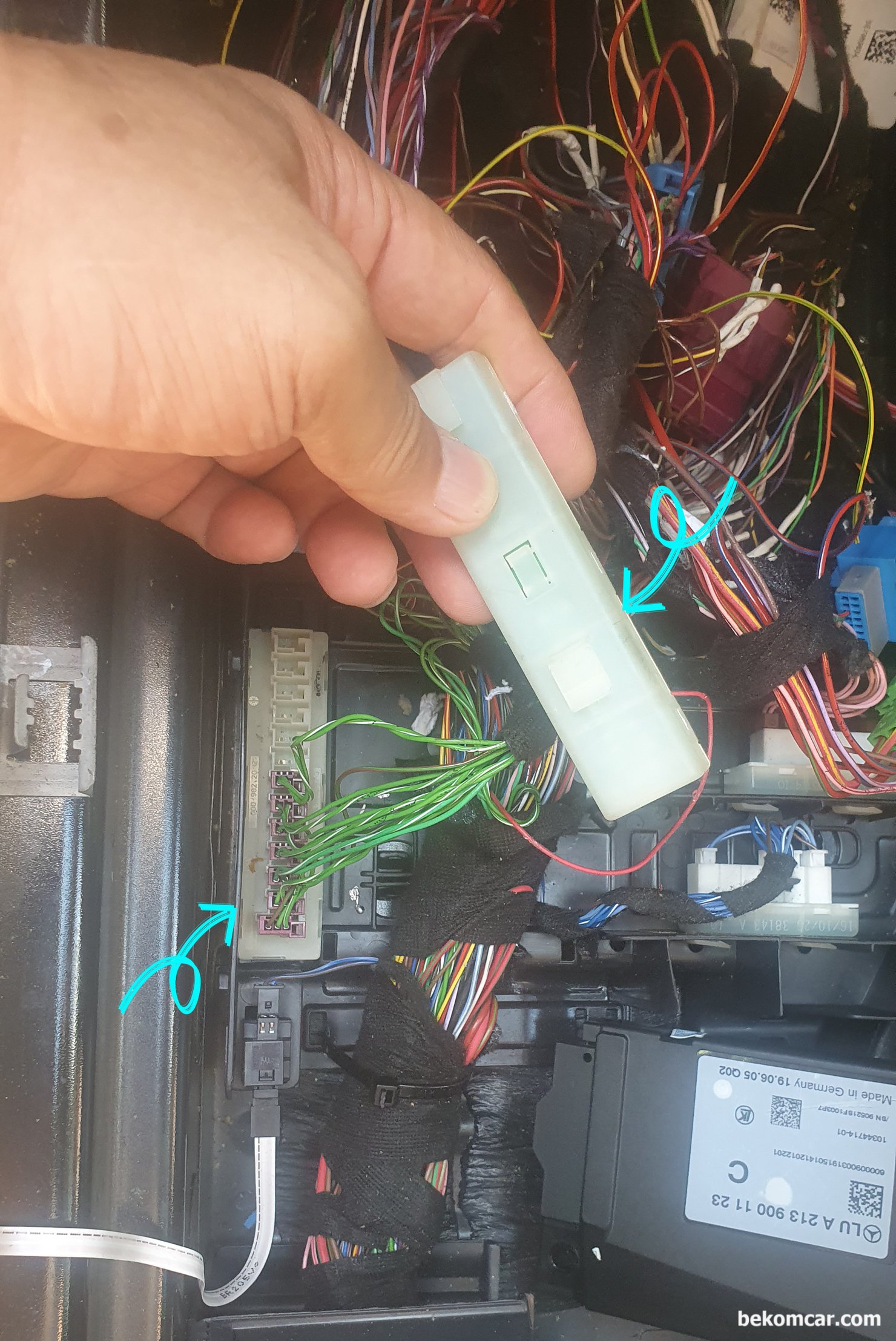 벤츠 CAN BUS STAR CONNECTOR 캔 통신 스타커넥터, 벤츠 CAN BUS STAR CONNECTOR 캔 통신 스타커넥터, 운전석 아래쪽 도어스탭 쪽 아래쪽에 위치해 있는경우이다.|ベコムカー (bekomcar)