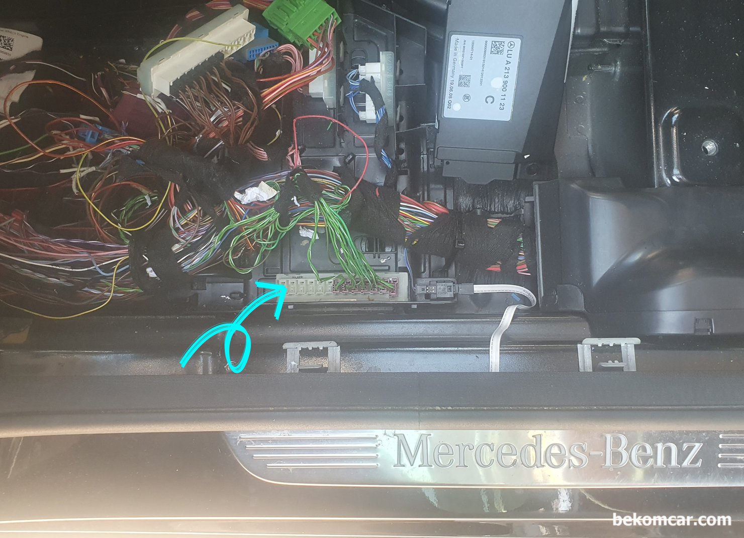 벤츠 CAN BUS STAR CONNECTOR 캔 통신 스타커넥터, 다른 각도에서 바라보는 벤츠 운전석 쪽 캔 통신  캔 블록이다. 캔 통신 고장 진단시 정비사 시간을 상당히 줄여주고 진단을 쉽게 해주는 네트워크 망 연결망 환승장 역할을 하는것이 바로 CAN BLOCK 이다.|ベコムカー (bekomcar)