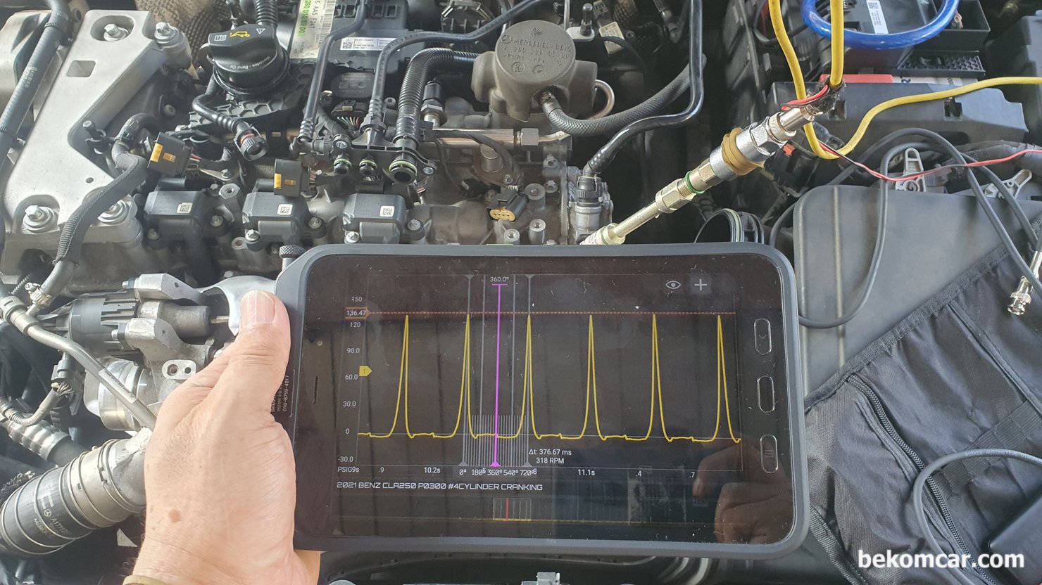 벤츠 2021년 CLA250 2.0L 터보 A260 크랭킹 압축압력 파형측정 기록, 벤츠 2021년 CLA250 2.0L 터보 A260 크랭킹 압축압력 측정환경이다. 점화코일 커넥터를 탈거하고 #4번 실린더에 PS16 압력센서를 장차하고 압력을 측정한다. 스코프는 HS512Max 그리고 프로그램 HScope는 8" 태블릿에 설치하여 사용했다.|بيكومكار (bekomcar)