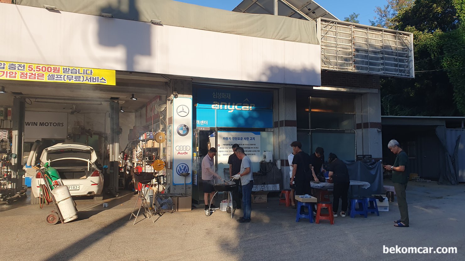 자정공 고양 벙개모임, 베콤카도 참석. 즐거운 시간 보냄, 자정공 고양 벙개모임을 에니카랜드 고양점 에서 했다. 미리 도착한 자정공 멤버들이 음식준비 등을 하고 있다. 베콤카도 참석했는데, 다음날 일요일 포항에서 정비인 워크샵이 있어 빨리 와야 했다.|بيكومكار  (bekomcar)