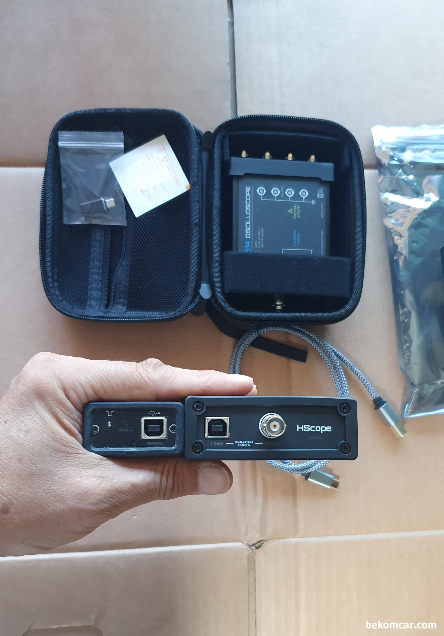 4채널 HS514 오실로스코프 KC인증 진행 중, 사전 주문 접수중 입니다, MartinLoren.com 이 개발한 HS512Max (2채널) 와 HS514 (4채널) 뒤쪽 비교사진이다. 시그널 제너레이터 BNC 케이블 (Insulated) 이 하나 추가되었다. 크기에도 큰 변화는 없다. 사실  HS512Max 가 너무 작기는 하다. 하지만 정밀성은 피코 4425A 와 같은 12Bit ADC를 지원하는 혁신성을 제공하고 있다.|بيكومكار  (bekomcar)