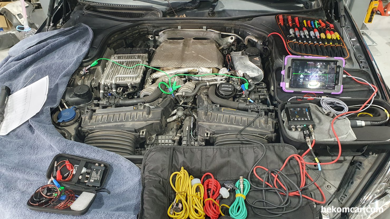 베콤카 워크샵, 실제 입고된 벤츠 AMG W222 M177 V8 실화진단, 베콤카에서 수입공급하는 각종 측정장비 중 일부를 활용하고 있다. 모두 베콤카에서 수입공급하고 있는 '정비사세트B+' 에 포함된 장비들이다. 다만, 이번에는 정비사세트B+ 에 포함된 2채널 HS512Max에 추가로 4채널 HS514도 활용하였다. HS514는 현재 KC 인증을 진행하고 있으며 10월중으로 KC인증이 마무리 될 것이다.|bekomcar.com