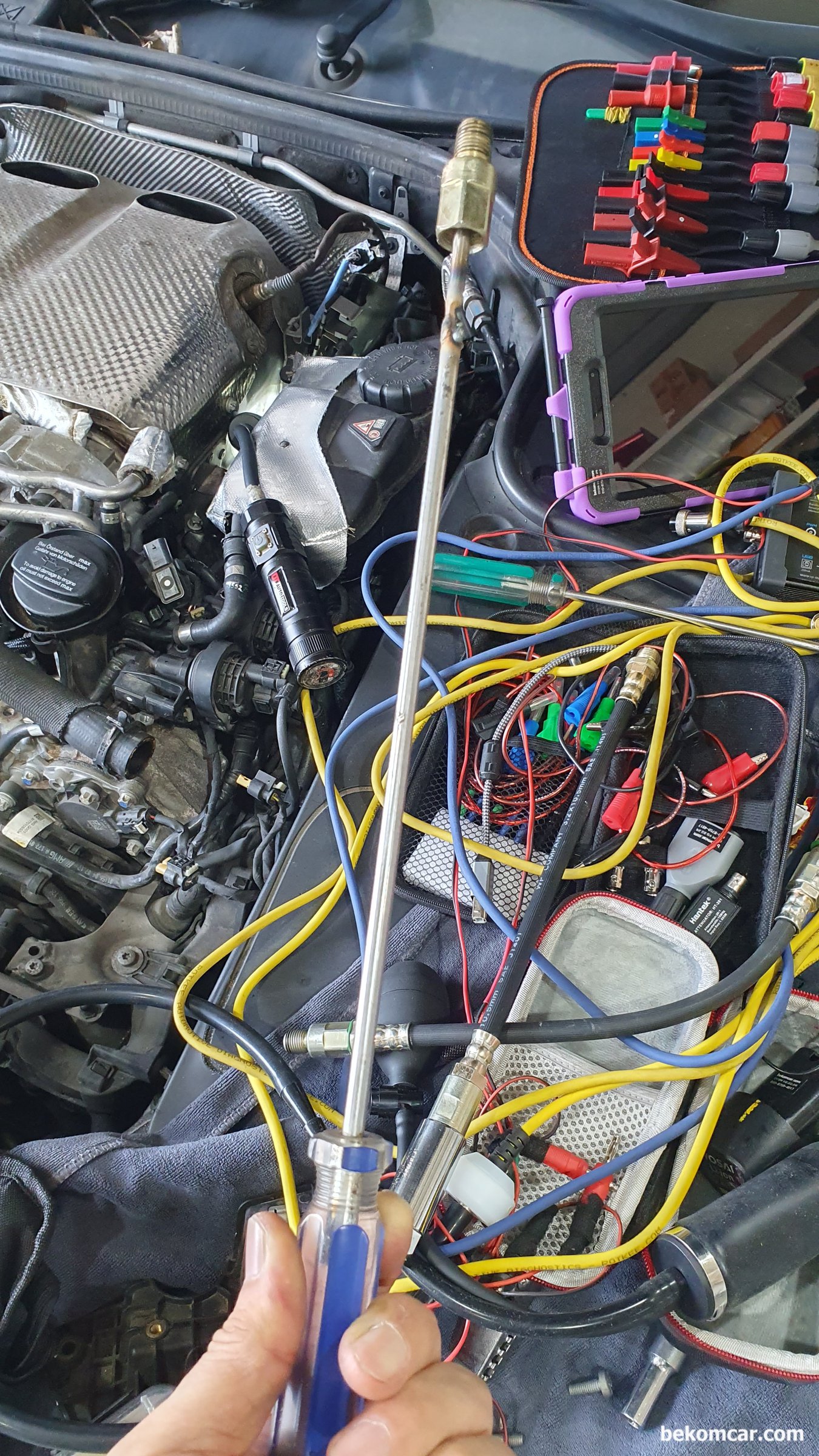 PS16 실린더압력센서 14mm 점화플러그 아답터 사용시 주의점, 실전으로 AMG S63 엔진에 2개의 실린더에 PS16을 장착하여 실린더압축압력 비교분석을 한다. 최근 벤츠 차량등 상당수 엔진에서는 점화플러그 구멍이 매우 좁다. 그래서 16mm 점화플러그 소켓사용이 불가능하다. 그러니 처음에 14mm 아답터를 25Nm 정도나 타이트 하게 조인다음에 사용한다. 비상시에는 반 대 탭 을 14mm 아답터 구멍에 넣고 돌려서 빼면 된다.|bekomcar.com
