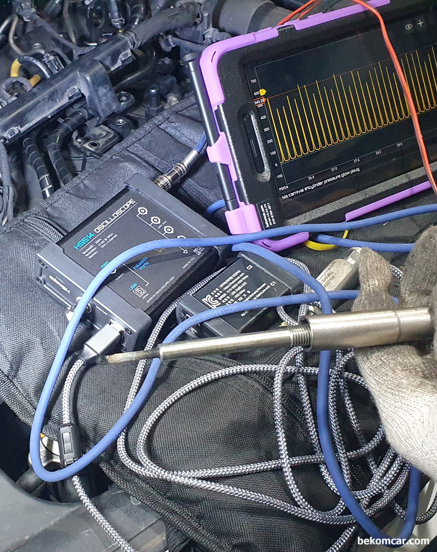 HS514 & PS100, 예열플러그 디젤압축압력측정, 기아자동차 카니발, 2019년 기아자동차 카니발 1번 실린더 예열플러그를 탈거한 상태이다. 다행이 쉽게 탈거가 되었고 글로우플러그 자리에 PS100 센서를 장착했다. 오실로스코프 프로그램은 HScope, 스코프는 HS514 & HS512Max 그리고 압력센서는 PS100 을 사용했다.|베콤카, 차량정밀진단