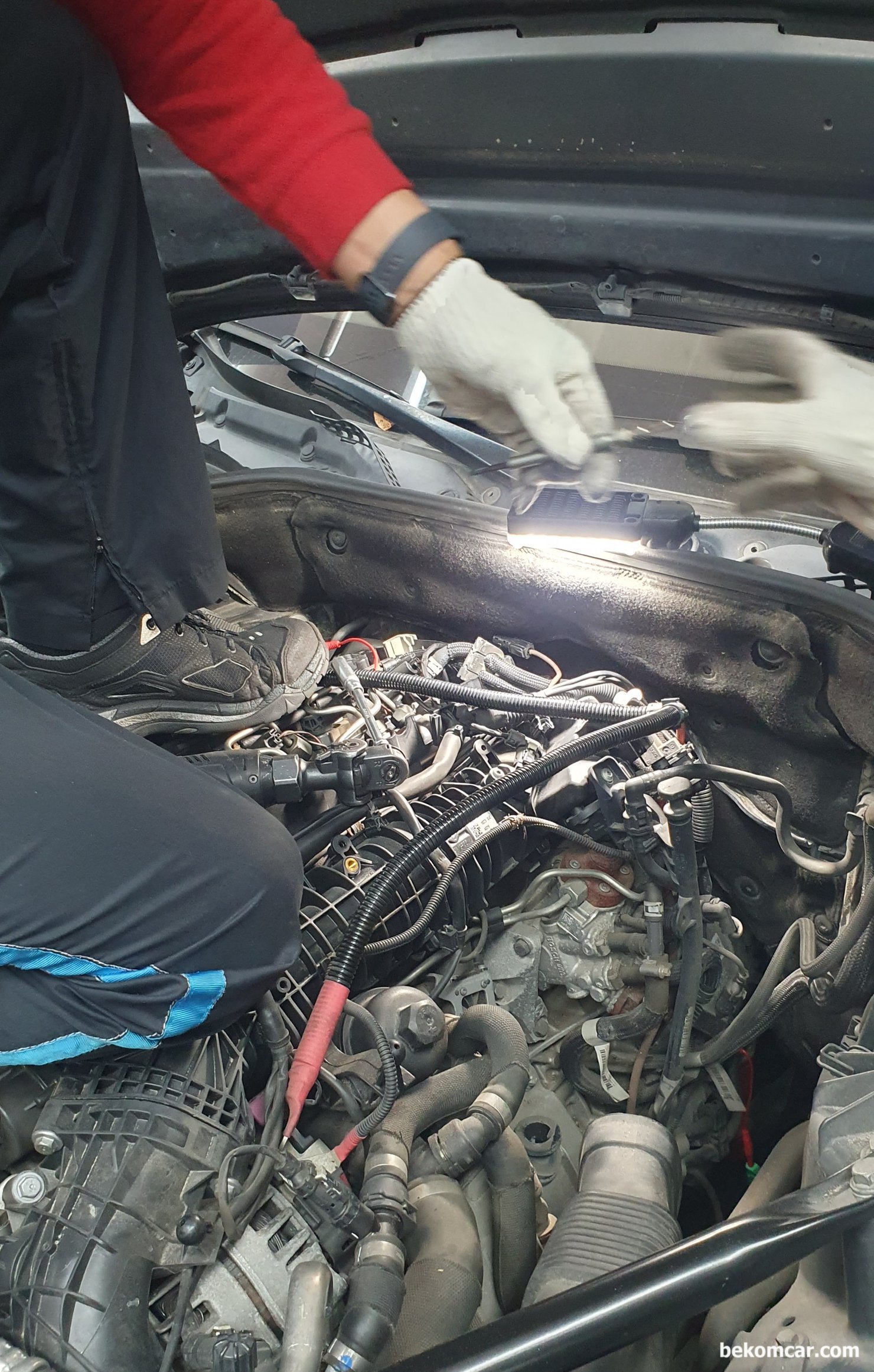 BMW F02 LCI 730Ld 디젤엔진 실린더압축압력 측정기록, 정비소 업무지원, BMW F02 LCI 730Ld N57 YG41 디젤엔진 실린더압축압력 및 진동등 진단 과정이다. 피코 NVH 와 ROTKEE CKD진동 파형 측정결과 #6번 실린더에서 강한 진동이 발생, 실린더압축압력 및 누설등 특이사항을 점검하기 위하여 글로우플러그 에 압력센서 장착을 준비중이다. 날렵하고 안전하게 엔진위로 올라가서 예열플러그 작업을 하시는 샵 대표님 이다.|بيكومكار (bekomcar)