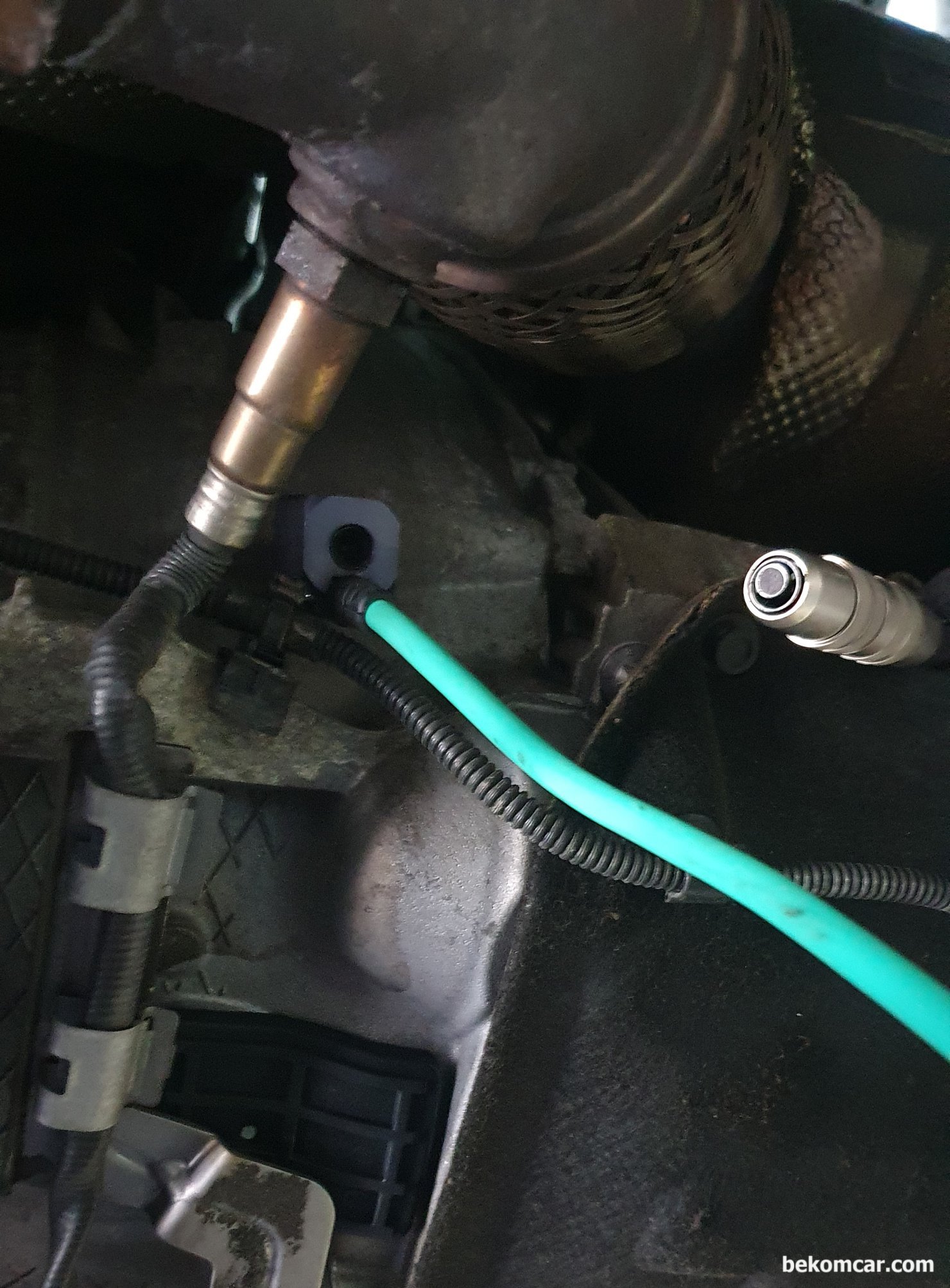 피코 NVH 와 ROTKEE CKD 진동센서 협업 측정사례, BMW F2 730Ld, BMW F2 730Ld 하체 소음 부위에 ROTKEE CKD 센서를 장착한 상태이다. CKD센서 접촉 부에는 강한 자석이 있어 부착이 쉽다. CKD는 매우 정밀한 진동 센서로 응용 분야는 자동차의 모든 진동 관련 진단시 최적이다.|بيكومكار  (bekomcar)