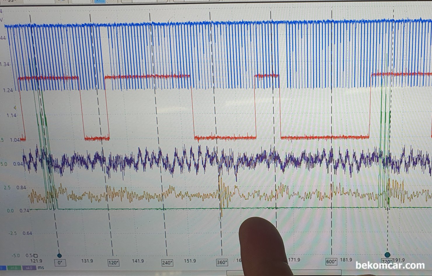 피코 NVH 와 ROTKEE CKD 진동센서 협업 측정사례, BMW F2 730Ld, 피코 8채널에서 피코 NVH 프로브 와 ROTKEE CKD 진동센서를 이용하여 측정한 파형이다. 진단 차량은 BMW F2 730Ld 차량이다.  파형 부분에서 가장 아래 골드 색이 CKD 센서로 부터 전기 신호를 받아서 표시되는 진동 파형이다. #6번 실린더에서 상당히 규칙적으로 좀 더 큰 진동 폭이 측정되고 있다.|بيكومكار  (bekomcar)