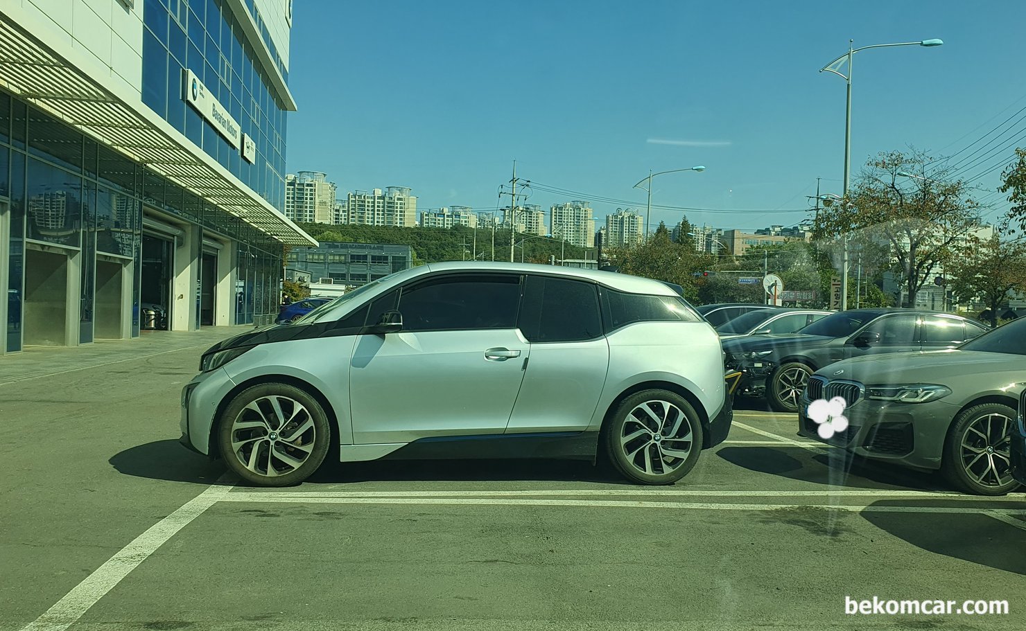 BMW i3 귀염둥이 전기차, 운행불가 상태. 진단. 정비후 정상운행, 2015년 BMW i3 전기차 출장 진단. 정비 차량이다. 이번에는 일산의 BMW 서비스 센터에 입고된 귀염둥이 i3 이다. 다행히 운좋게 큰 비용 없이 오전 작업으로 잘 마무리 되었다. 12V배터리 충전도 잘 되고 고장코드 없이 모든것이 정상이다.|bekomcar.com