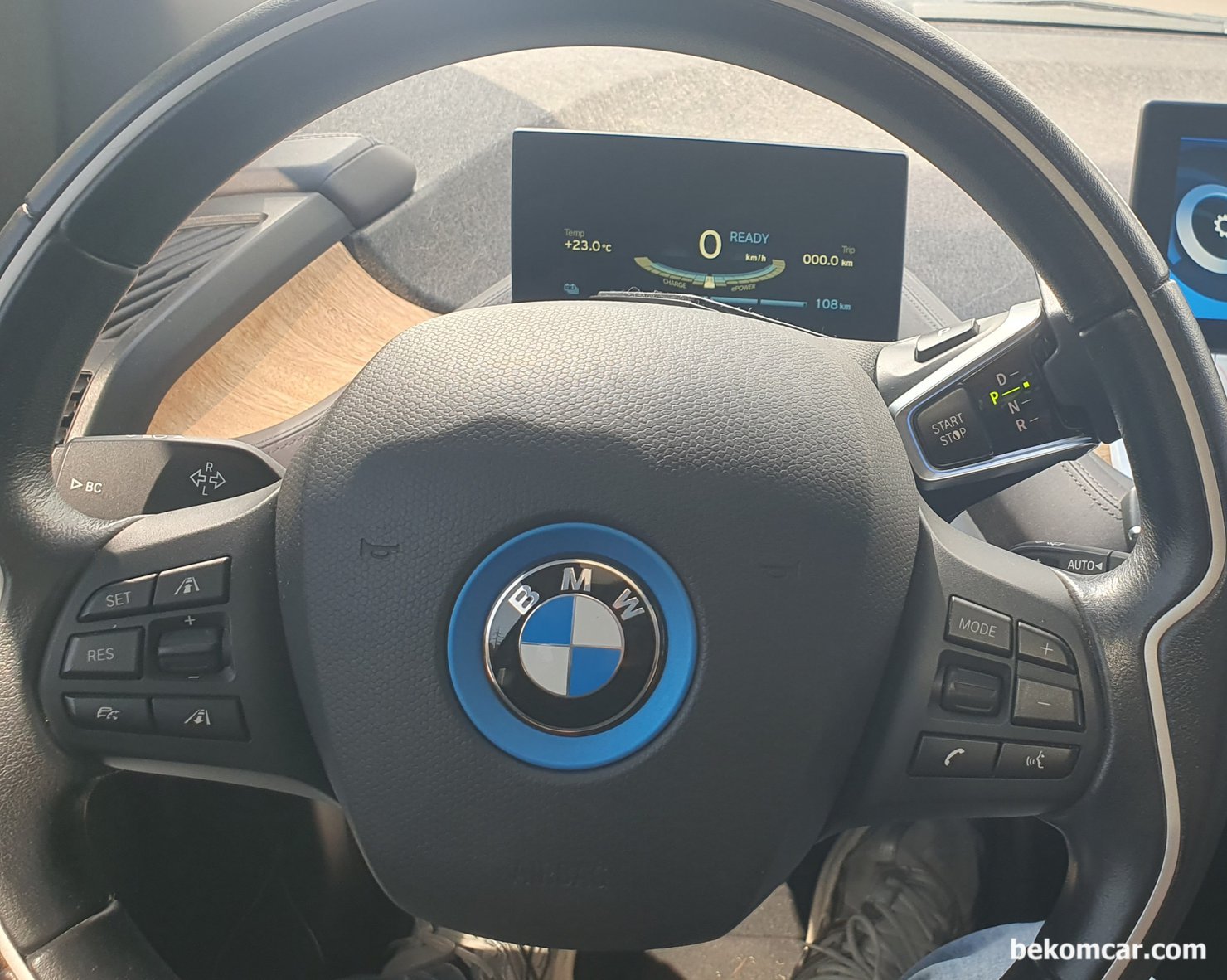 귀염둥이 전기차 BMW i3 고전압 및 12V 저전압 시스템 분석시 주요데이터, BMW i3 2015년 차량은 소형전기차로 시내 주행과 한국의 도심 환경에 최적인것 같다. 프렁크 (앞 트렁크)에 조그만 바구니도 있다. 그리고 가능한 12V 배터리는 순정을 사용하기를 권장한다. 구조가 순정이 아닌경우 연결부분 일부 수정해야 할 수도 있는 상태이기 떄문이다. 암튼, 정비소에 의뢰 하는것이 좋겠다.|بيكومكار  (bekomcar)