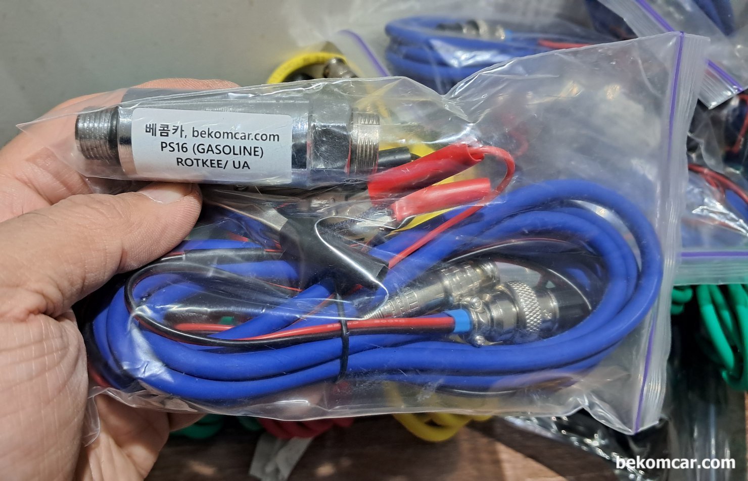 정비인 워크샵자료, 엔진진단 실린더 압축 압력 파형분석, BMW 550i 사례, ROTKEE 가 개발 제조하고 한국은 베콤카가 수입공급 하는 PS16 실린더압축압력 센서이다. -1.0 bar  16.0 bar까지 지원하여 부압측정까지 가능하다. 그래서 피스톤링 누설, 흡기메니폴드 및 실린더압력등 다양하게 실 압력 측정이 가능하다. 피코스코프에도 사용이 가능하다.|贝科姆汽车 (bekomcar)